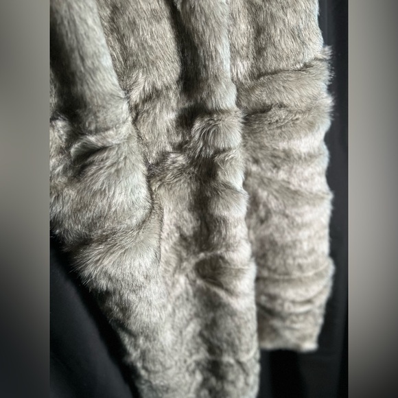 Shawl gray faux fur with satin lining - Picture 3 of 3